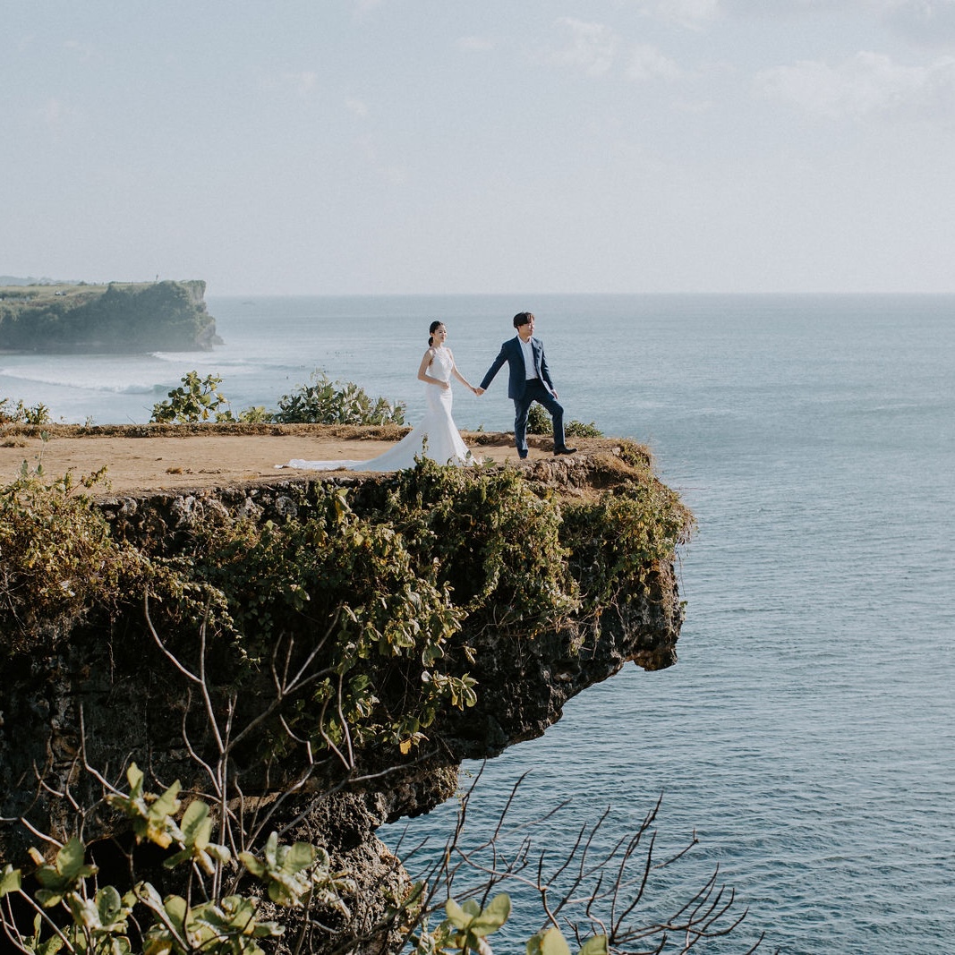 Couple at a Bali clifftop valley